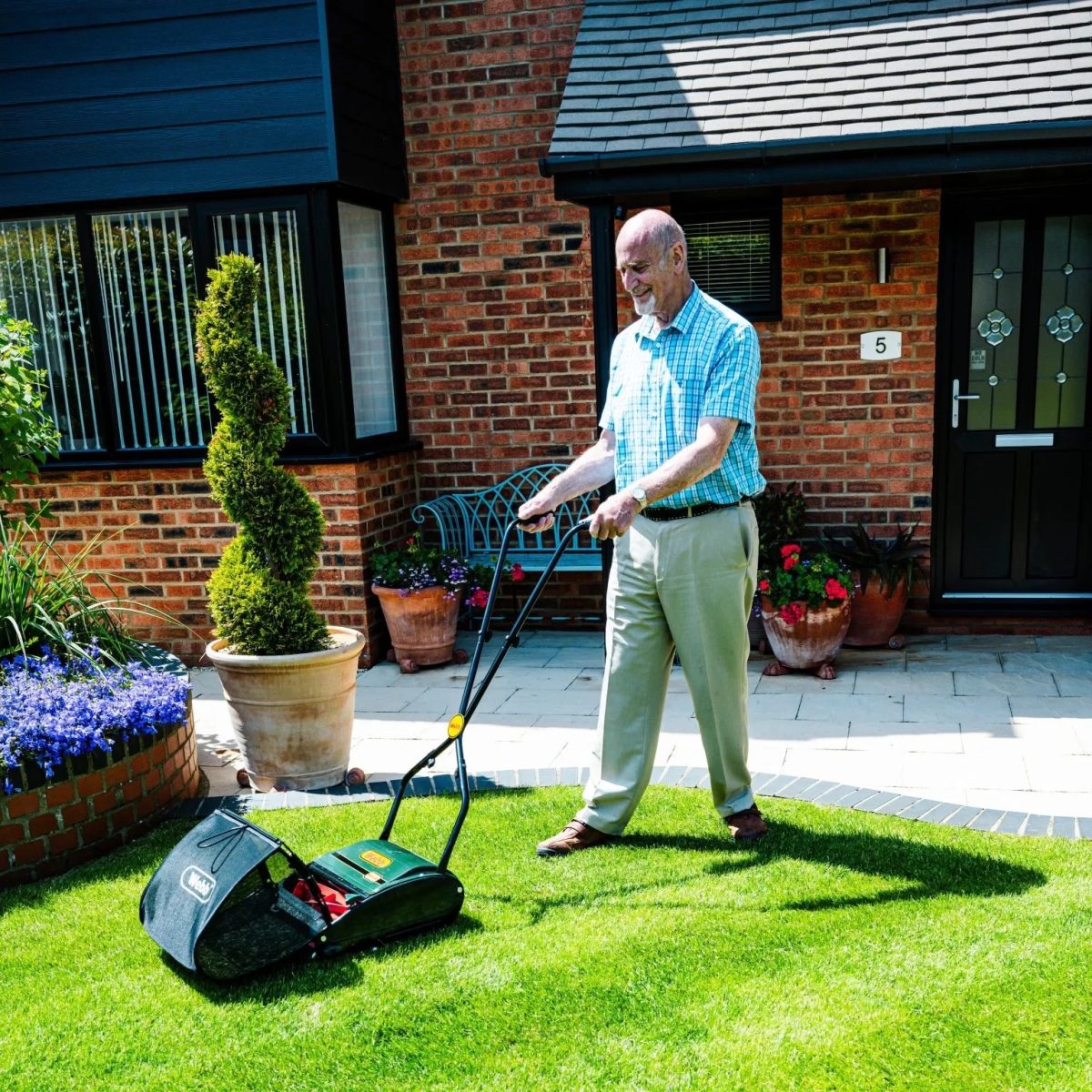 The Handy THHM Push Lawn Mower